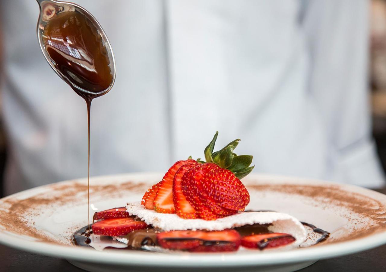 Gran Estanplaza Berrini Otel Sao Paulo Dış mekan fotoğraf Strawberries with balsamic vinegar