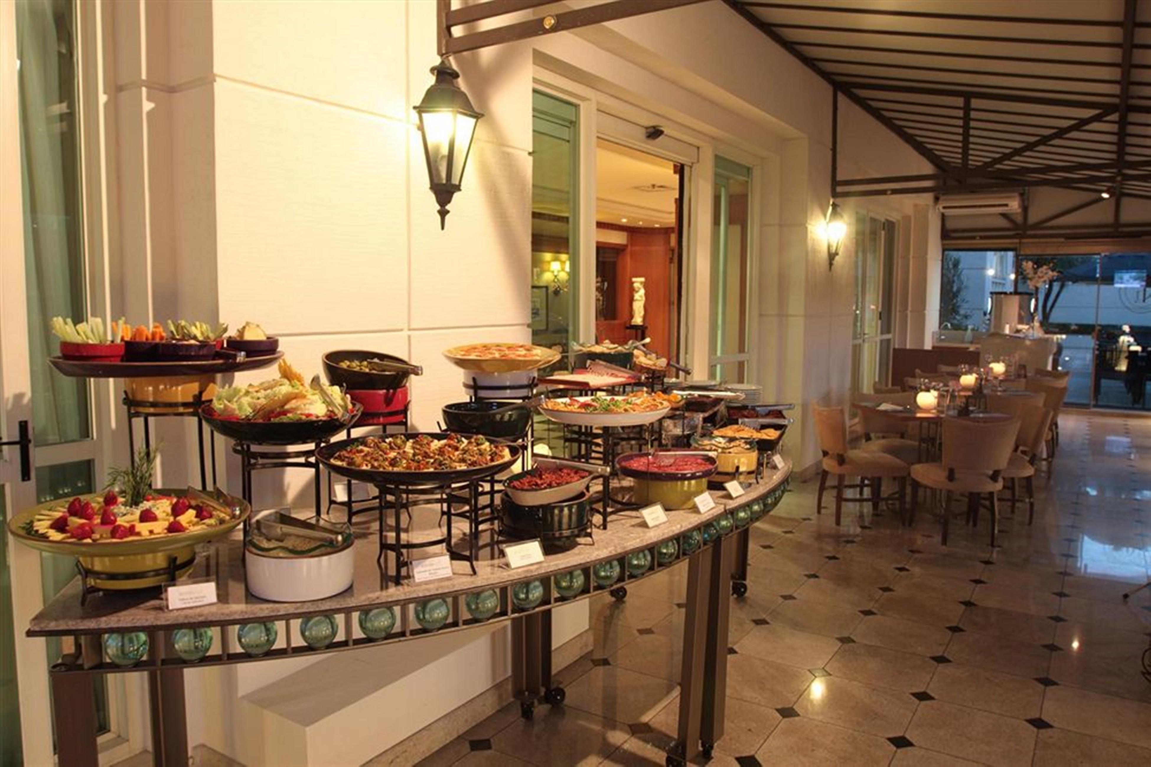 Gran Estanplaza Berrini Otel Sao Paulo Dış mekan fotoğraf A buffet at a hotel